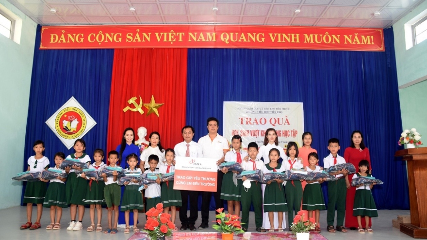 Japfa Việt Nam trao tặng 400 phần quà cho học sinh khó khăn