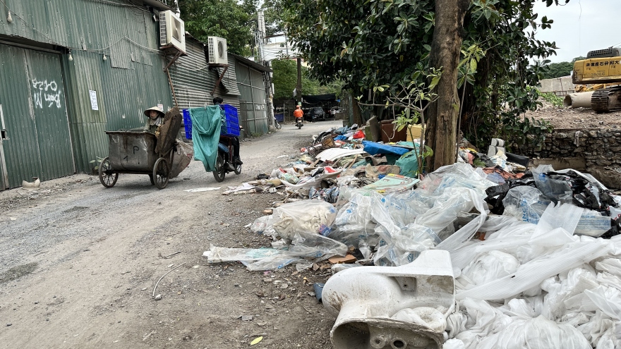 Rác ngập ngụa mương tiêu nước, bủa vây khu dân cư ở Định Công, Hà Nội