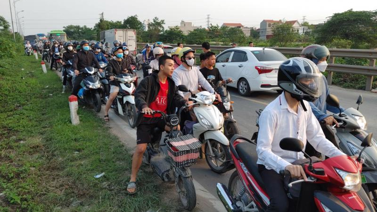 Hai tài xế xe máy tử vong sau va chạm trên Quốc lộ 1A