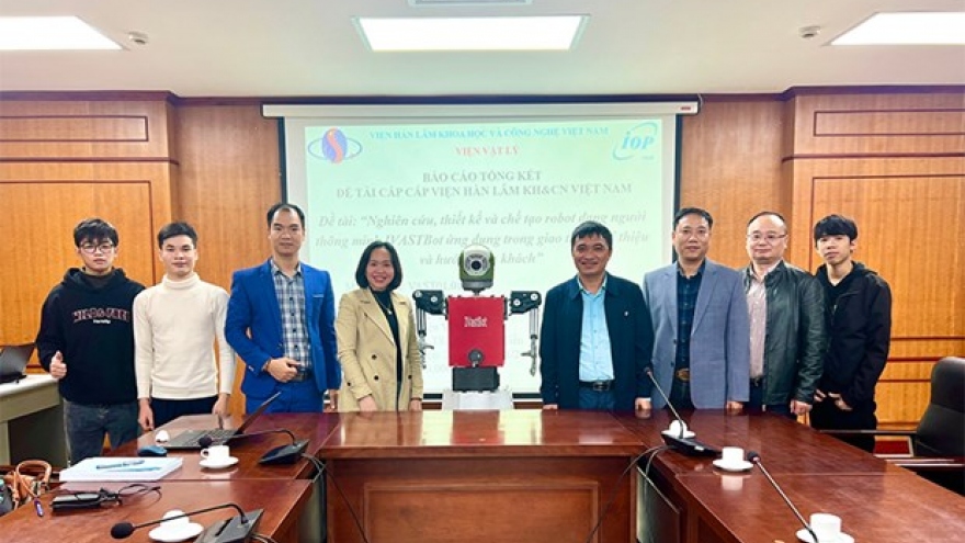Vietnamese scientists manufacture intelligent humanoid robot