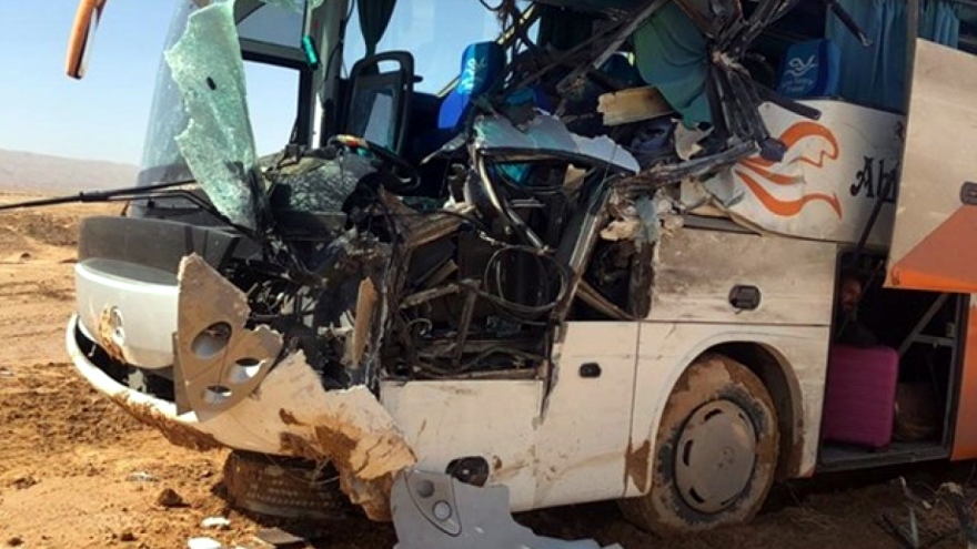 Xe buýt đâm xe tải, ít nhất 46 người Ai Cập thương vong