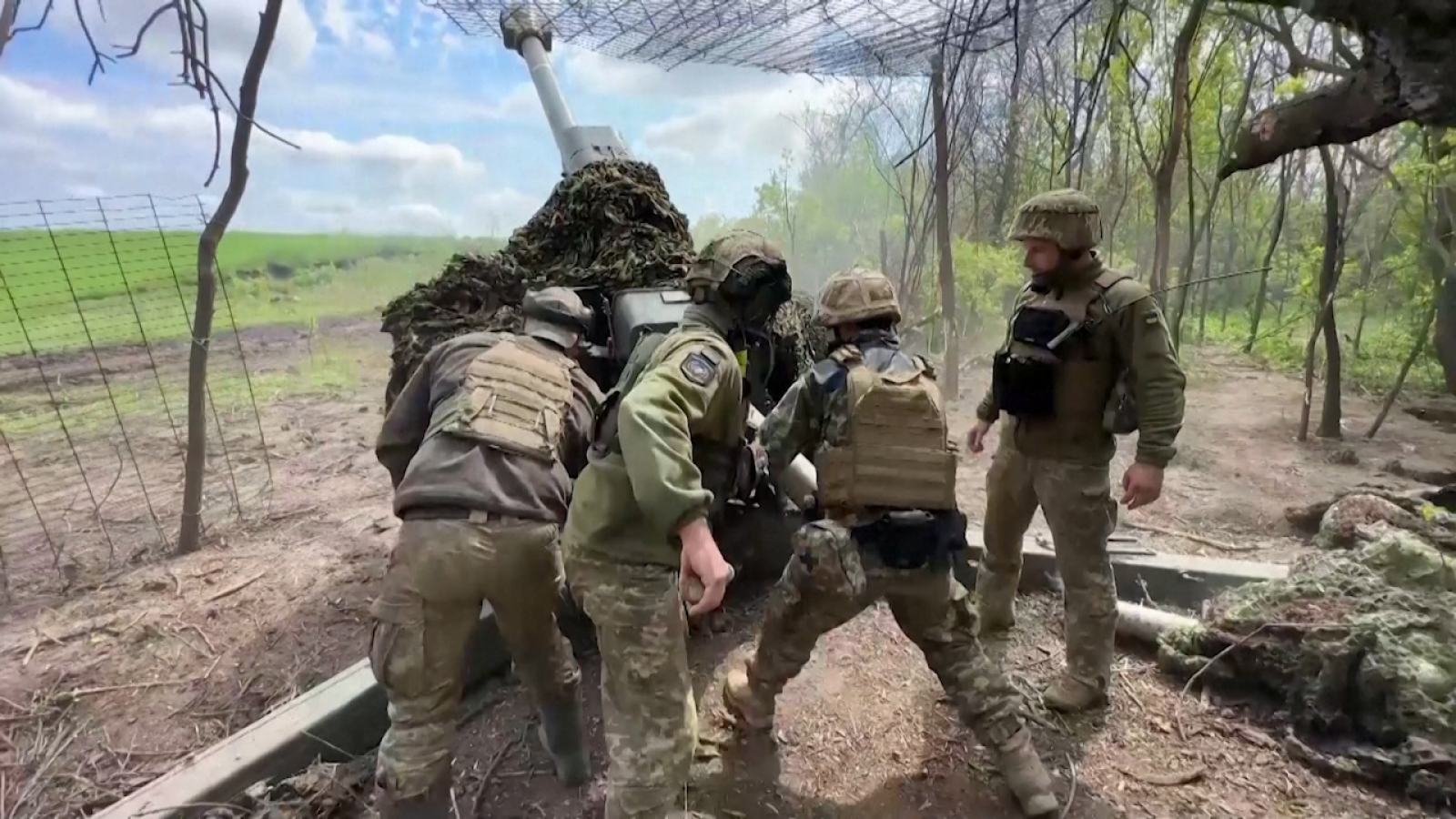 Ukraine khai hỏa lựu pháo D-30 vào các đơn vị của Nga gần Bakhmut