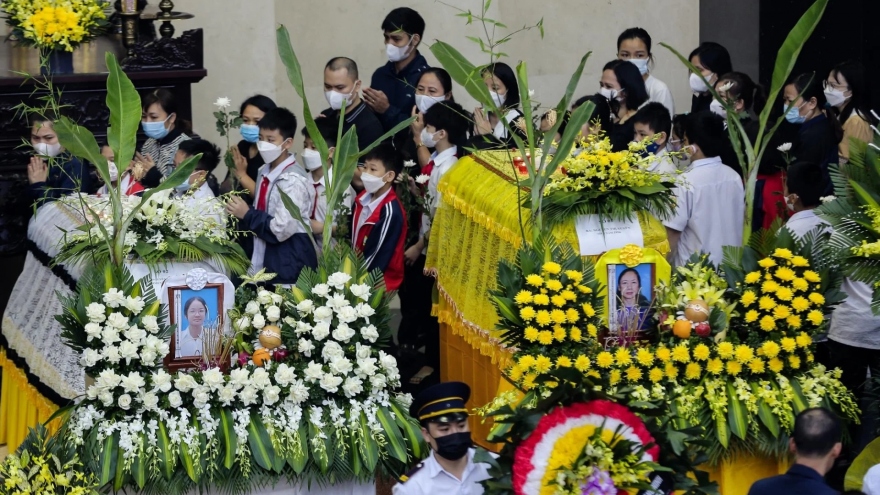 Dòng người khóc nghẹn đưa tiễn 4 bà cháu tử vong trong vụ cháy ở Hà Nội
