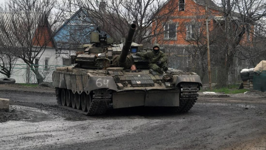 Cận cảnh xe tăng T-72B3 của Nga băng băng vượt bùn lầy và tấn công đối phương