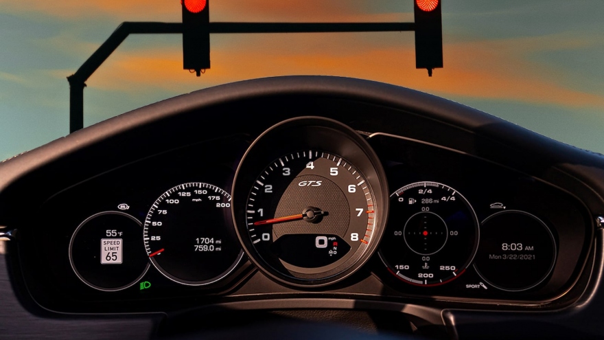 Porsche ra mắt công nghệ mới giúp đảm bảo người lái không vượt đèn đỏ