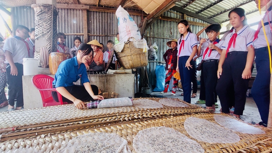 Cần Thơ công bố Di sản văn hóa phi vật thể quốc gia Nghề làm bánh tráng Thuận Hưng