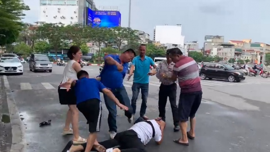 Tạm giữ hình sự chủ cửa hàng quạt điện đánh phóng viên nhập viện ở Hà Nội