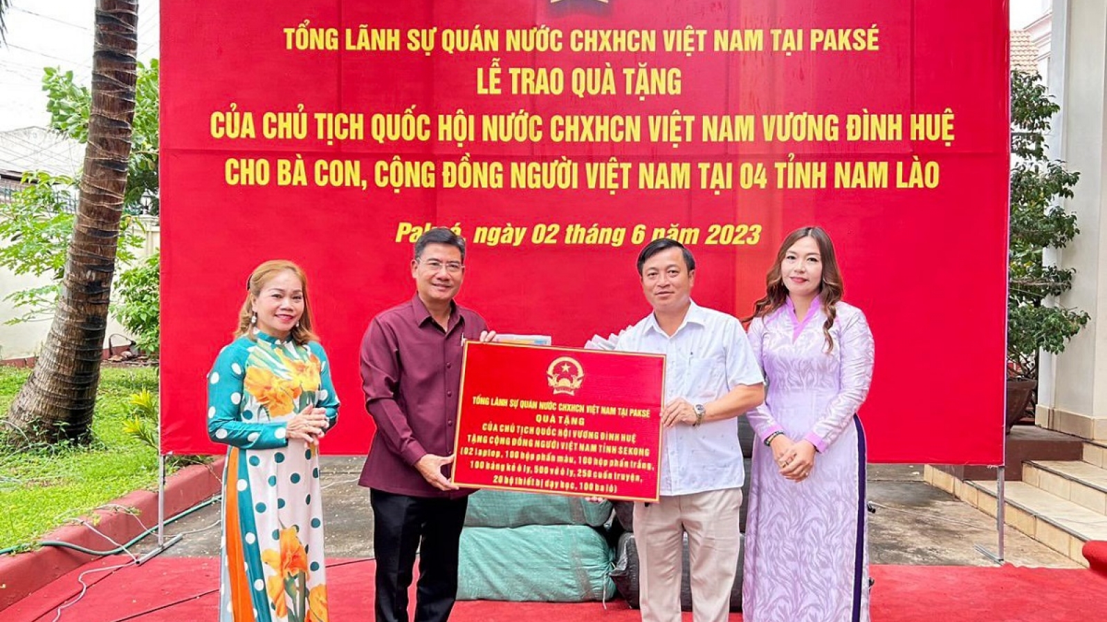 Trao quà của Chủ tịch Quốc hội cho bà con người Việt tại 4 tỉnh Nam Lào