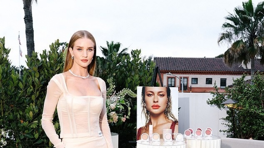 "Đóa hồng" nước Anh Rosie Huntington-Whiteley đẹp cuốn hút ở tuổi 36