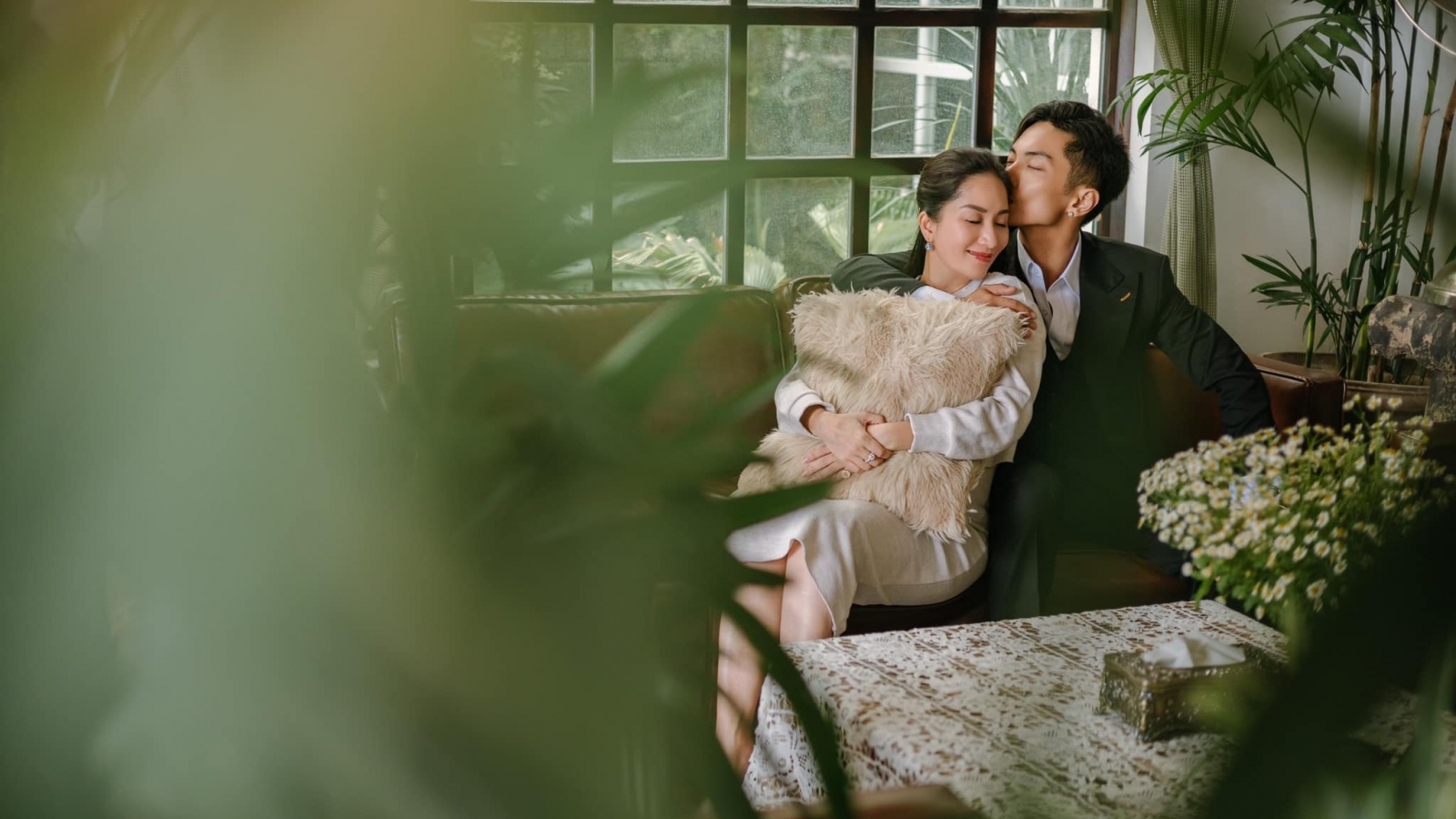Khánh Thi e ấp bên chồng trẻ, tiết lộ liên tục bị chuột rút ở giai đoạn cuối thai kỳ