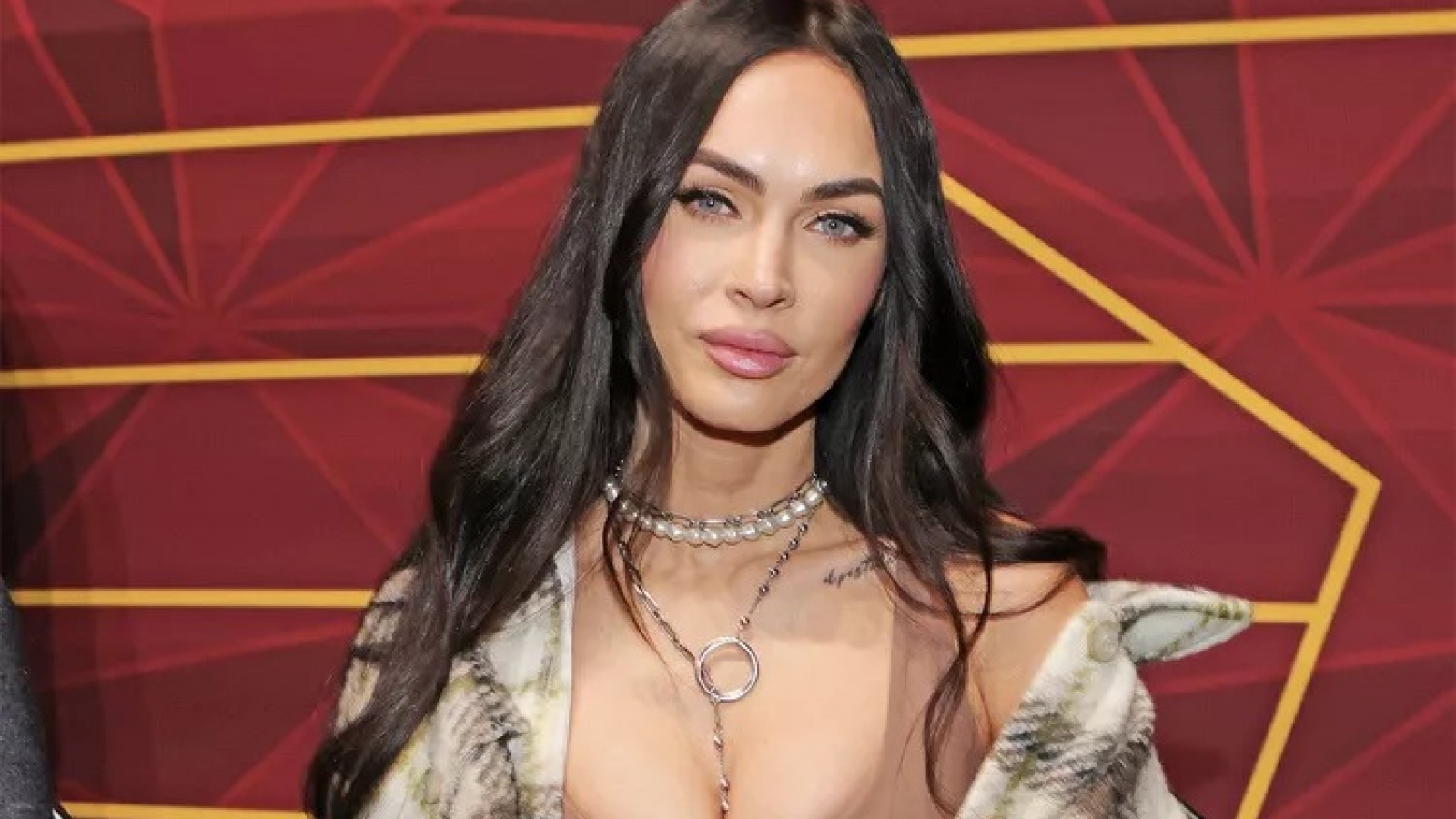 Megan Fox gay gắt trước cáo buộc ép 3 con trai mặc đồ con gái