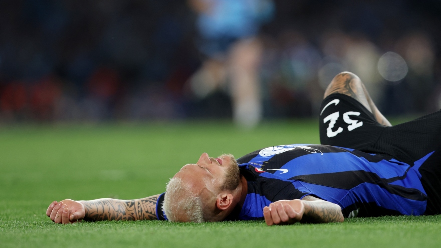 Cầu thủ bị Lukaku ngăn cản bàn thắng "suy sụp" sau trận chung kết Cúp C1 châu Âu