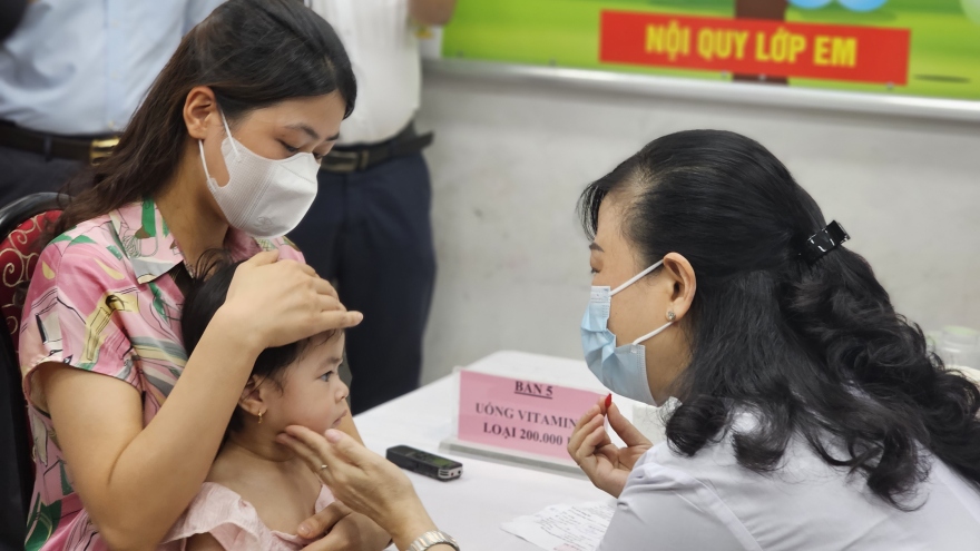 Bộ trưởng Bộ Y tế kiểm tra chiến dịch bổ sung Vitamin A tại Hà Nội