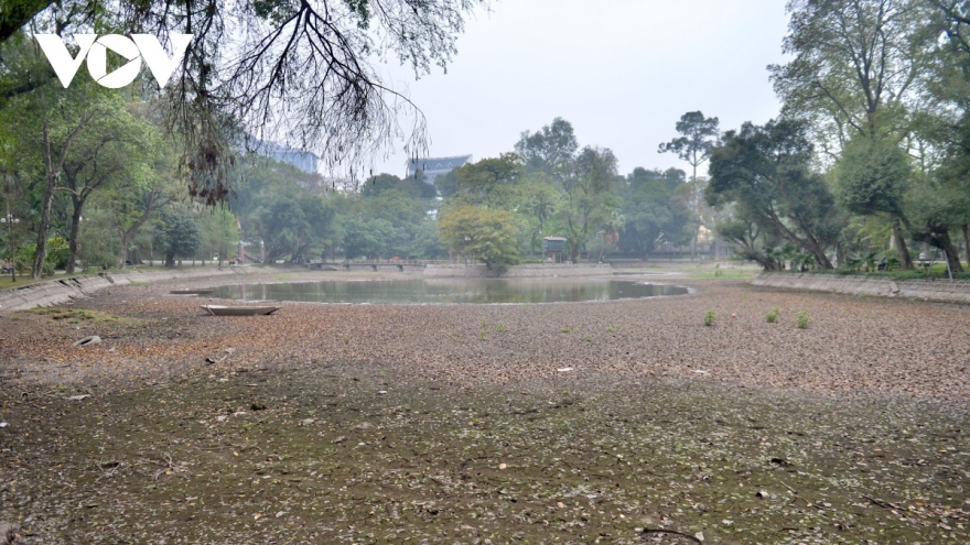 Cận cảnh sông, hồ ở Hà Nội cạn nước trơ đất cát, sỏi đá...