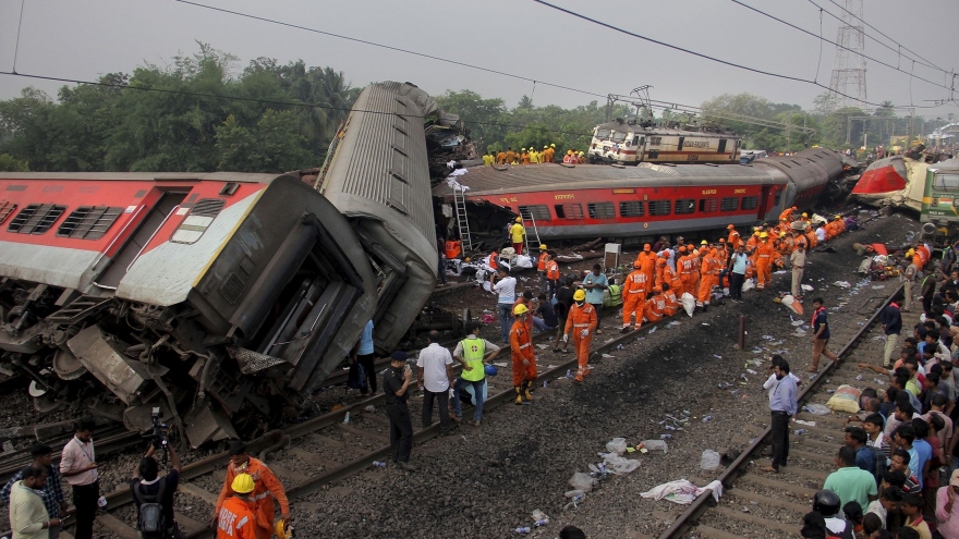 Giới chức Ấn Độ họp tìm nguyên nhân vụ tai nạn tàu hỏa khiến 275 người chết