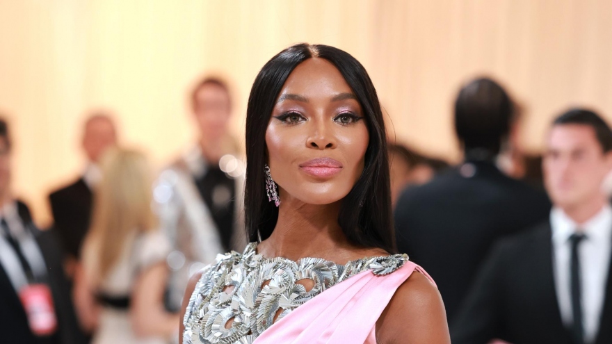 Siêu mẫu Naomi Campbell có con thứ 2 ở tuổi U60