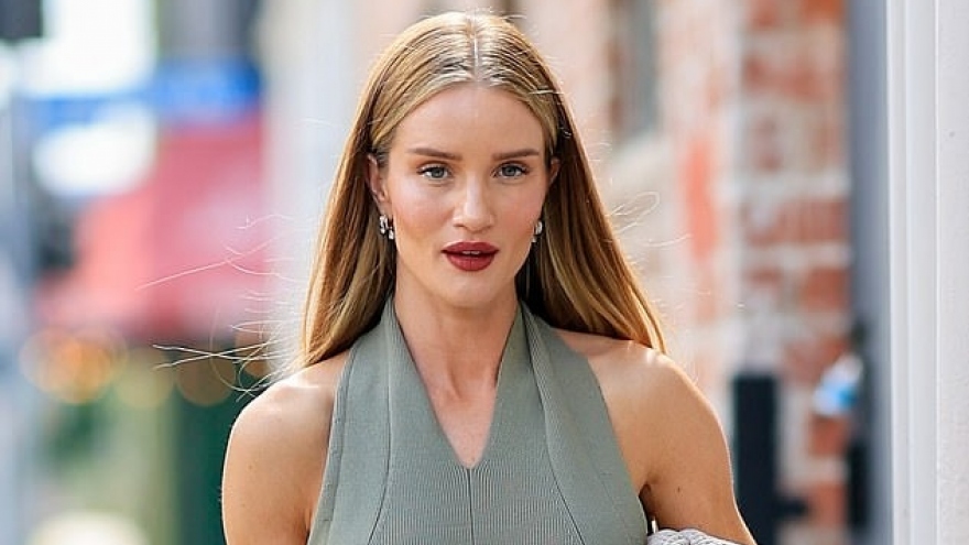 Siêu mẫu Rosie Huntington sải bước quyến rũ, biến đường phố thành sàn catwalk