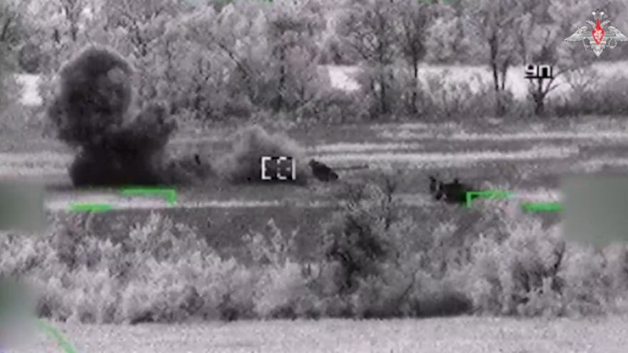 Trực thăng Ka-52 của Nga phóng tên lửa phá hủy liên tiếp 2 xe tăng Ukraine