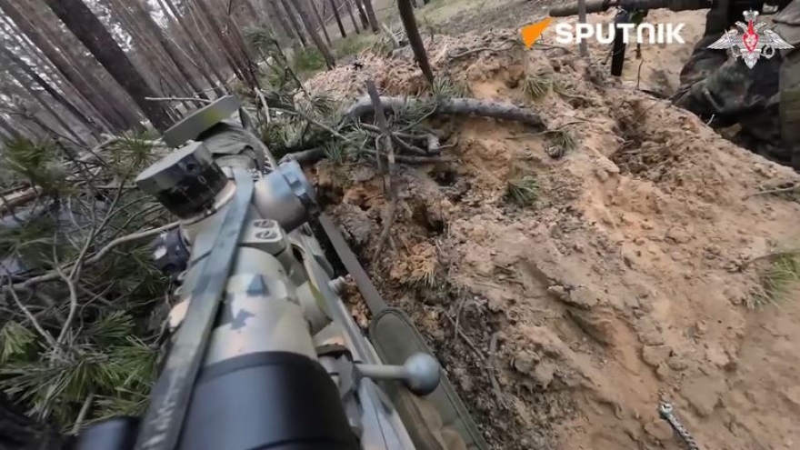 Cận cảnh lính bắn tỉa yểm trợ quân đội Nga tấn công các vị trí của Ukraine