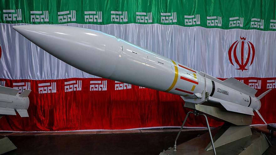 Iran giới thiệu tên lửa đạn đạo siêu thanh nội địa đầu tiên