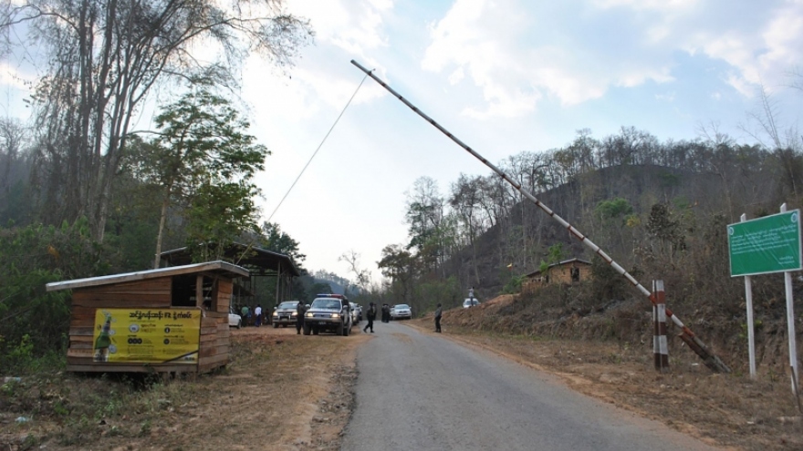 Hàng nghìn người Myanmar vượt biên sang Thái Lan lánh nạn