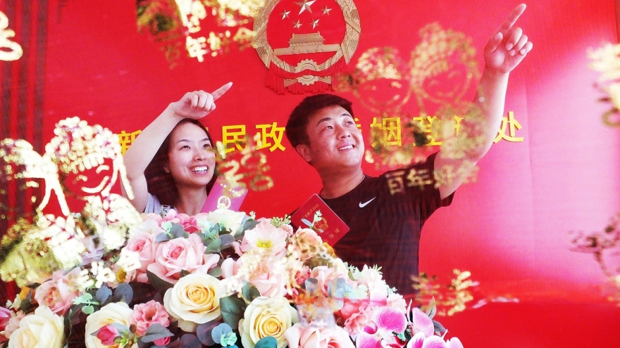 Số lượng đăng ký kết hôn ở Trung Quốc giảm kỷ lục