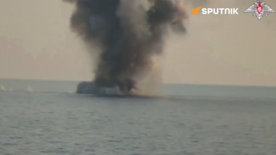 Chiến hạm Nga nã pháo bắn cháy thuyền không người lái của hải quân Ukraine