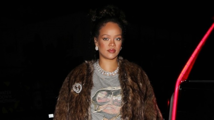 Ca sĩ tỷ phú Rihanna mặc đồ xuề xòa "giấu" bụng bầu đi ăn tối cùng bạn bè