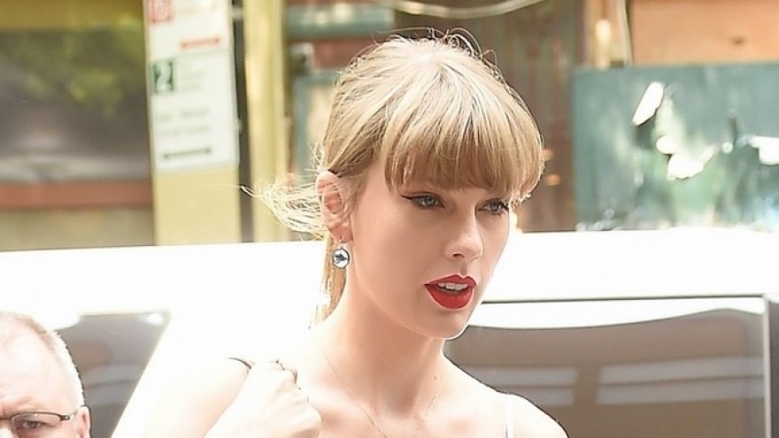 Taylor Swift gợi cảm đến phòng thu sau khi chia tay bạn trai