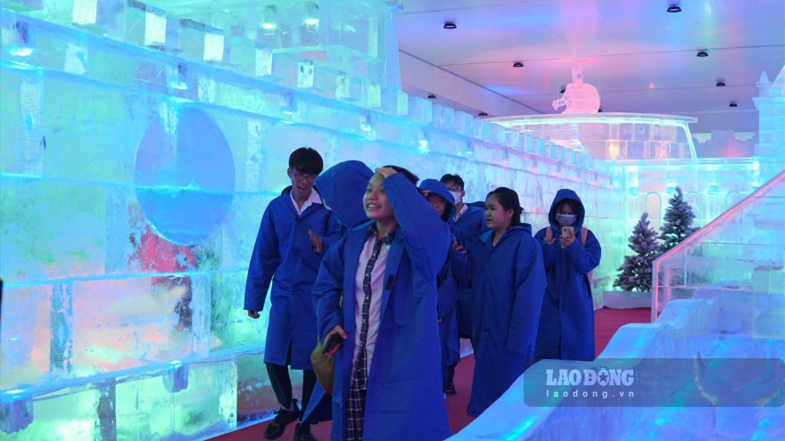 Harbin ice sculpture show re-enacted in Ho Chi Minh City