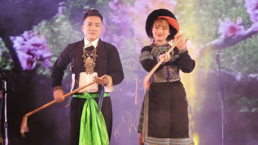 Bảo tồn nghề thủ công truyền thống làm trang phục Mông đen Sa Pa