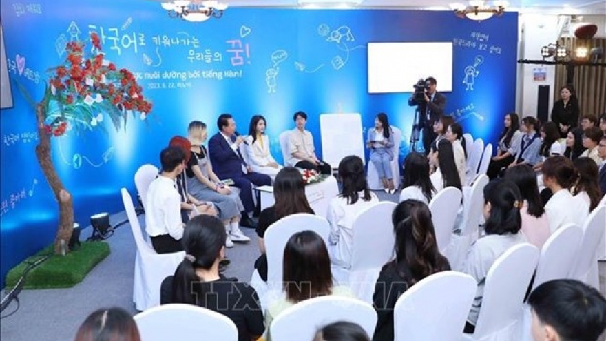 RoK President talks to Hanoi students