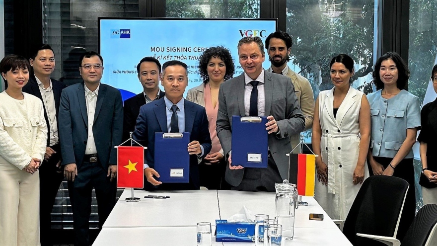 Công ty CP Khát vọng Việt Đức ký kết hợp tác với Phòng Công nghiệp thương mại Đức