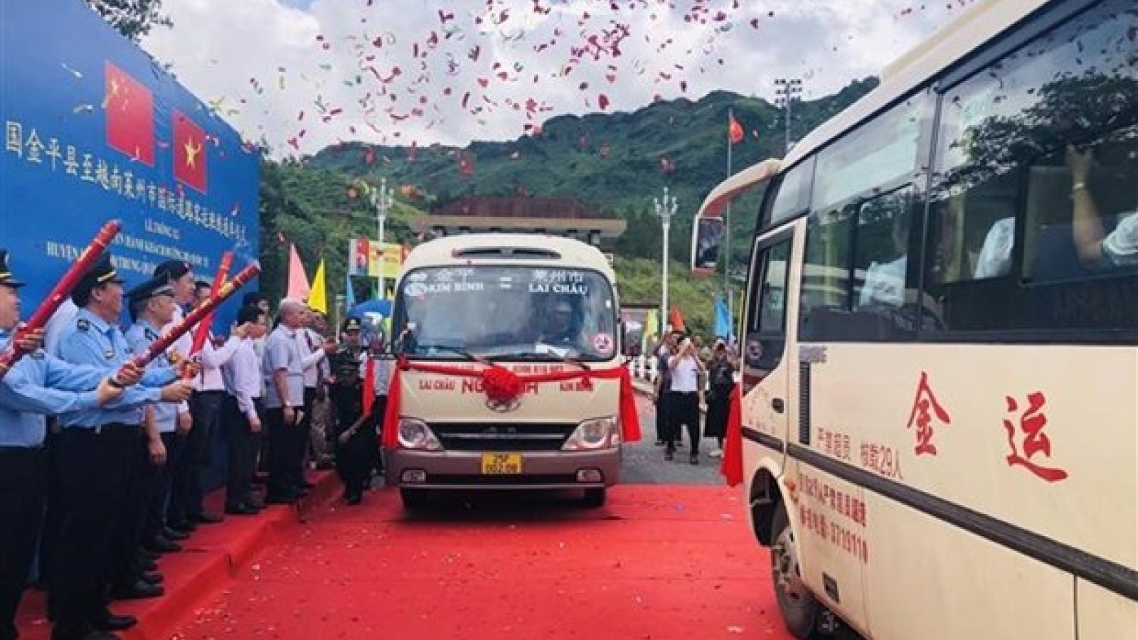 Vietnam-China international road passenger transport service launched