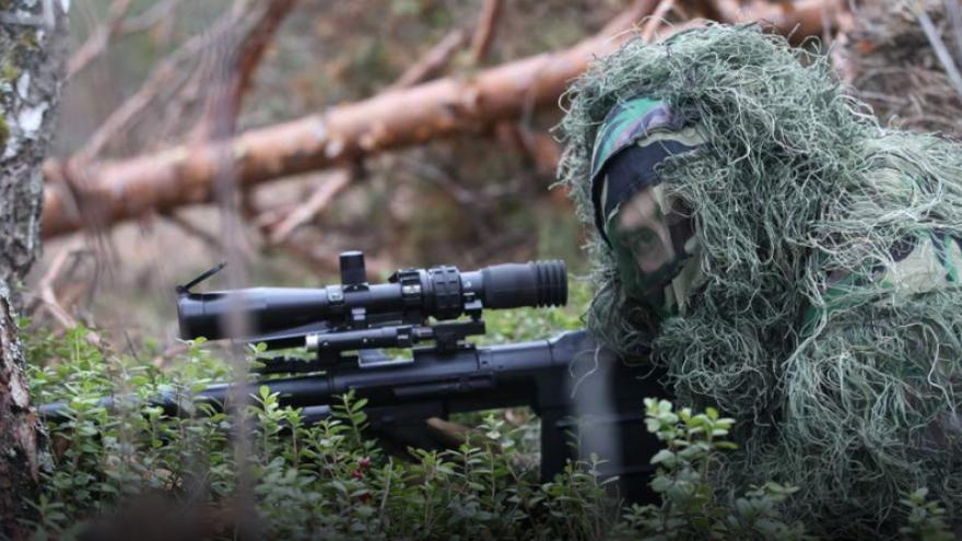 Cận cảnh lính bắn tỉa Nga khai hỏa vào mục tiêu tại điểm nóng xung đột ở Ukraine
