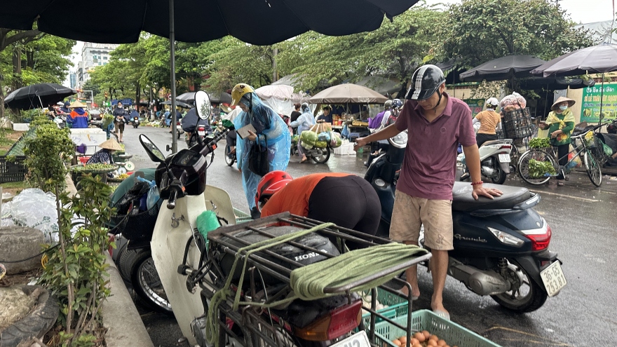 Chợ tự phát họp lấn chiếm lòng đường, vỉa hè tại khu đô thị Đền Lừ, Hà Nội