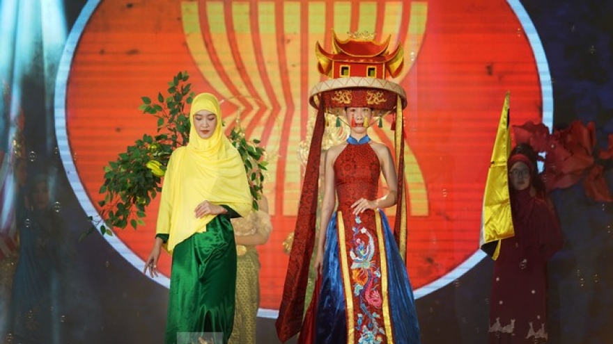 ASEAN costumes introduced at southern fruit festival