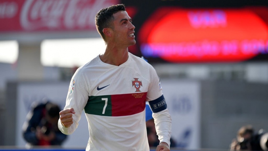 Ronaldo làm bàn có một không hai, Bồ Đào Nha thắng mệt Iceland