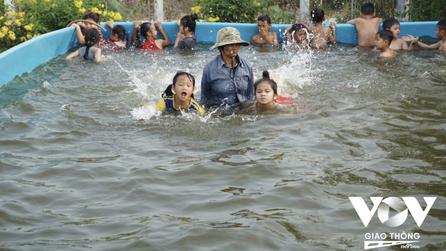 Bà lão dạy bơi miễn phí cho trẻ vùng Tháp Mười