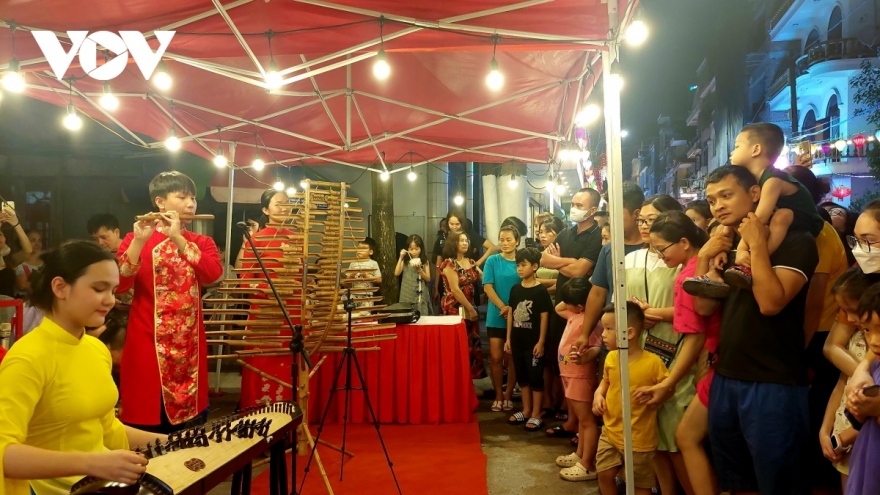 Ha Long City opens Bai Tho walking street