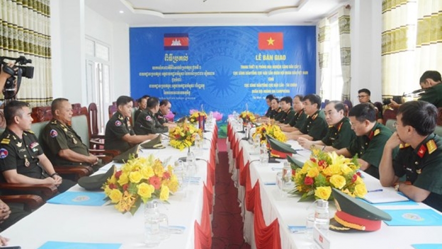 Vietnam presents petroleum laboratory equipment to Cambodia army