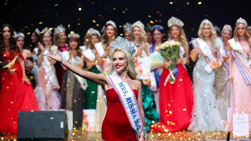 Nhan sắc gây tranh cãi của Hoa hậu Quý bà Nga Natalya Oskar