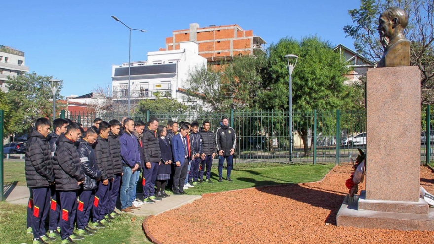 ĐT Futsal Việt Nam dâng hoa tại tượng đài Chủ tịch Hồ Chí Minh ở Buenos Aires