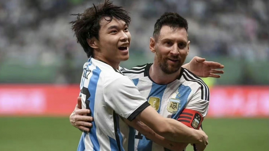 CĐV Trung Quốc chạy vào sân ôm Lionel Messi