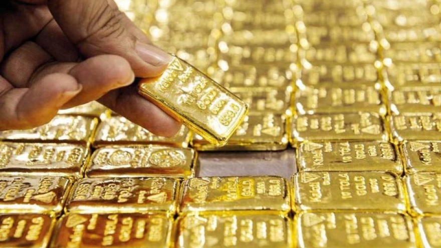 Vàng trong nước đứng giá vàng thế giới tiếp tục giảm
