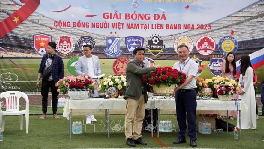 Nearly 400 Overseas Vietnamese join football tournament in Russia