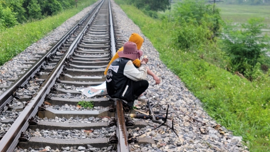 Hai người Mông đi bộ từ Hà Nội về Hà Giang không phải vợ chồng