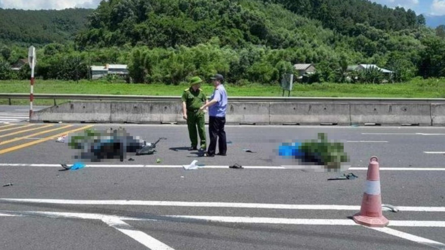 Thừa Thiên Huế: Va chạm với xe container, 2 người tử vong