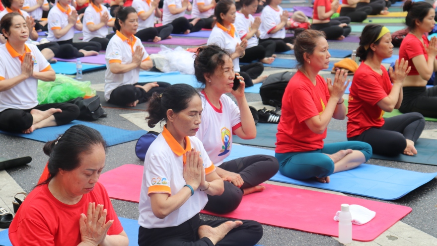 Hơn 1.000 người tham gia Ngày Quốc tế yoga lần thứ 9 tại Hà Nội
