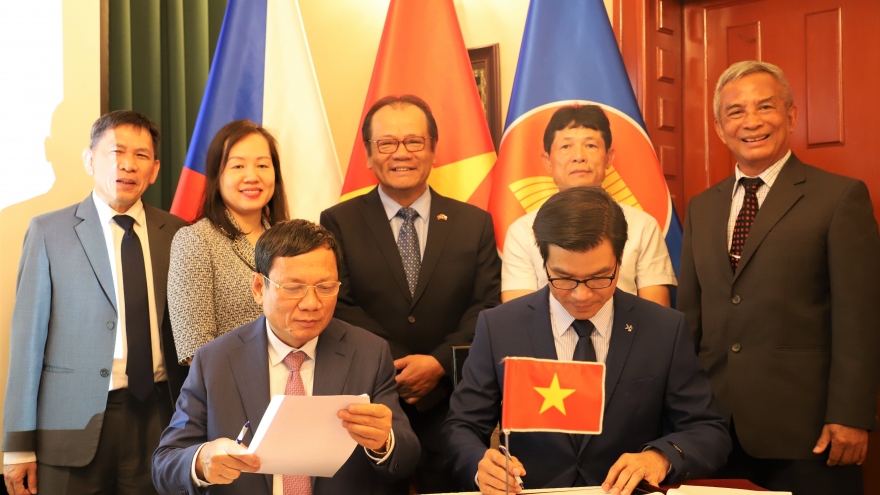 Liên hiệp hội người Việt Nam tại châu Âu và ĐH Tôn Đức Thắng ký thỏa thuận hợp tác